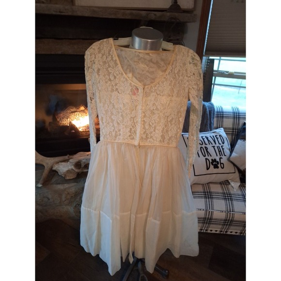 White 1950s party dress with sheer lace bodice and sheer pleated organza skirt - Picture 3 of 9